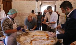 Edirne'de "Aşçı Yahya Baba"nın mutfağında pişirilen aşure dağıtıldı