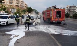 Hatay'da hafif ticari aracın motor kısmı yandı