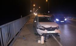 Adana'da köprüde balık tutanlara otomobilin çarpması sonucu 3 kişi yaralandı