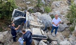 Adana'da uçuruma devrilen otomobilin sürücüsü öldü