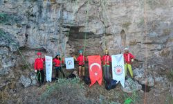 Antalya'da dağcılar falezlerde temizlik yaptı