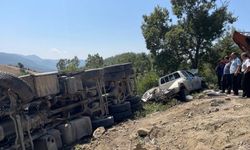 GÜNCELLEME 5 - Kahramanmaraş'ta freni boşalan kamyon cenaze için toplanan kişilerin arasına daldı
