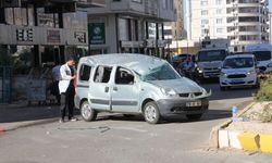 Kilis'te otomobille çarpışan hafif ticari araçtaki 2 kişi yaralandı