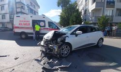 Kocaeli'de iki otomobilin çarpıştığı kazada 3 kişi yaralandı