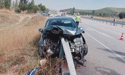 Kütahya'da bariyere saplanan otomobildeki 2 kişi yaralandı