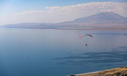 Van'da düzenlenen Yamaç Paraşütü ve Paramotor Hedef Şampiyonası antrenman uçuşlarıyla başladı