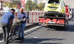 Taksiye çarpan motosikletin sürücüsü öldü, arkadaşı yaralandı