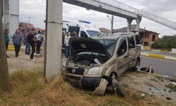 Yağış nedeniyle kayganlaşan yolda kaza; sürücü ve eşi yaralandı