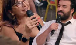 Gel yakından bak!... Dekoltesini fark ettiği konuğunu rahat bırakmadı!