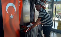 Antalya'da tatil yapan turist, Atatürk'e saygısıyla dikkati çekti