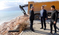 Finike'de kıyı erozyonunu önleme çalışmaları sürüyor