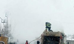 Adana'da belediyenin çöp kamyonunda çıkan yangın söndürüldü