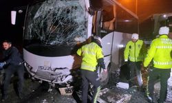 Polislerin taşındığı servis ile turistlerin taşındığı otobüs çarpıştı: 11 yaralı