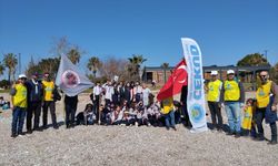 Antalya'da gönüllüler şiddetli yağışın ardından Konyaaltı sahilini temizledi