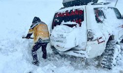 Kara saplanan paletli ambulans traktörle kurtarıldı