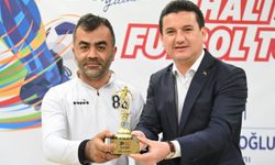 Kumluca'da Coşku Dolu Kupa Töreni: 70. Yıl Halı Saha Futbol Turnuvası Şampiyonu Belli Oldu!