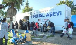 ANTALYA BÜYÜKŞEHİR, MOBİL AŞEVİ TIR'I İLE İFTAR ÖNCESİ SICAK YEMEK DAĞITIMINI SÜRDÜRÜYOR