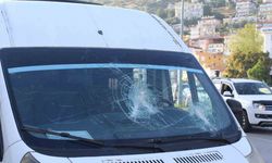 Alanya’da öğrencilerin bulunduğu servis aracına sopalı saldırı