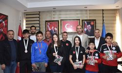 Başarılarıyla Gururlandıran Sporcular,  AK Parti İlçe Başkanı Bekir Paslıkılıç’ı Ziyaret Etti