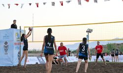 PLAJ VOLEYBOLUNDA DOSTLUK VE REKABET BULUŞTU!