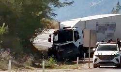 Antalya'da kamyon ile cip çarpıştı; 1 turist öldü, 3 yaralı