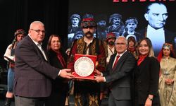KUMLUCA’DA CUMHURİYET COŞKUSU ZEYBEK GÖSTERİSİYLE SAHNEYE TAŞINDI