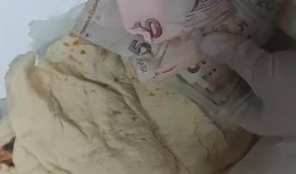 Alanya'da kadın dilenci lavaş içine sakladığı parayla yakalandı