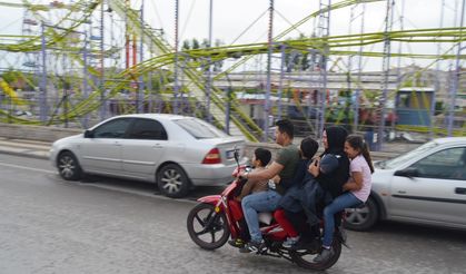 4'ü çocuk 6 kişinin motosiklette tehlikeli yolculuğu