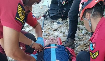 Babadağ'dan uçuş yapan 77 yaşındaki yamaç paraşütçüsü, 50 metreden kayalıklara düşüp yaralandı