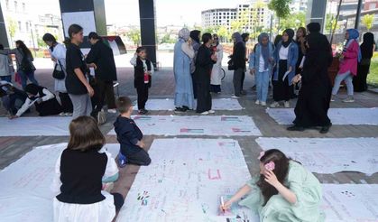 Filistin için bir araya gelen kadınlar ve çocuklar duygularını beyaz çarşaflara yazdı