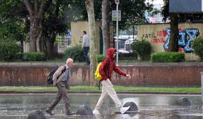 Sakarya’da yağmura hazırlıksız yakalananlar ıslanmaktan kaçamadı