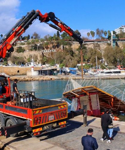 Antalya'da Fırtınanın izleri siliniyor!...