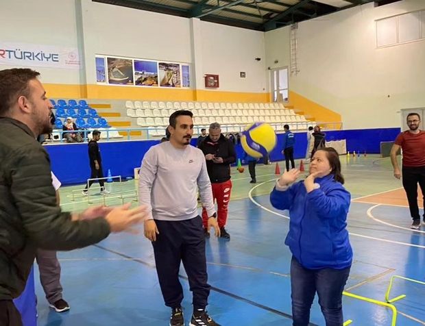 Finike'de Özel Çocuklar "Mutlu Çarşamba" ile Spor Yapıyor