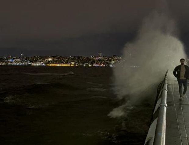 İstanbul'da fırtına deniz ulaşımını vurdu