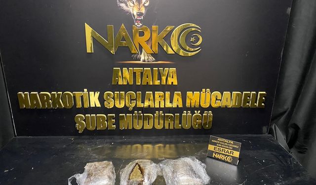 Antalya'da uyuşturucu operasyonu: 4 kilogram esrar ele geçirildi, 3 kişi tutuklandı