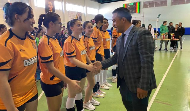 Finike'de Okul Sporları Voleybol Müsabakaları Sonuçlandı