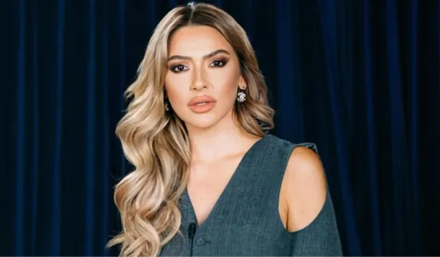 Hadise, seneye veda ederken göğsünün yarısını açarak poz verdi