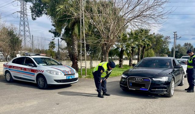 Antalya'da Usulsüz Çakar Lamba Kullanan 10 Araca Ceza