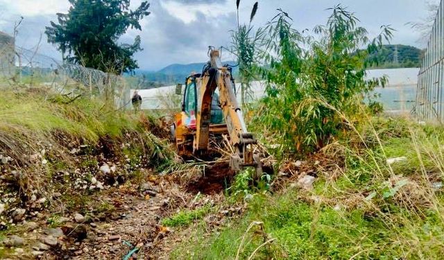 Cumhuriyet Mahallesinde Kanal Temizliği Yapılıyor