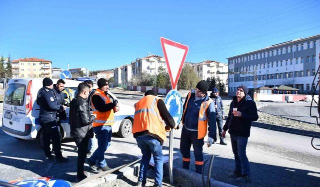 Emet’te uyarı ve trafik tabelalarının montaj çalışmaları sürüyor