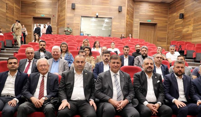 İzmir Büyükşehir Belediye Başkanı Cemil Tugay, mazbatasını aldı