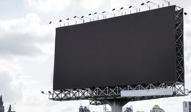Totem LED Ekranlar: Kentsel Alanlarda Etkili Reklamcılığın Yeni Yüzü