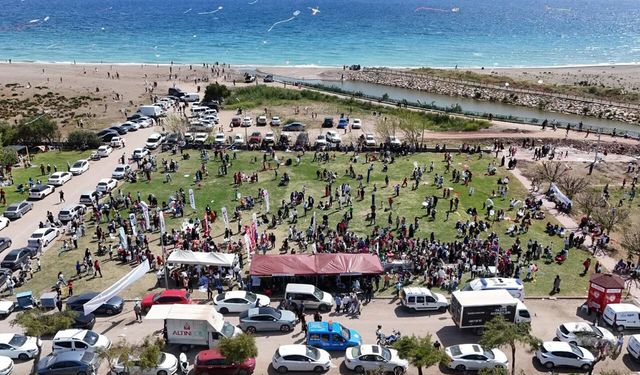 KUMLUCA’DA UÇURTMALAR, 23 NİSAN  COŞKUSUNU GÖKYÜZÜNE TAŞIDI