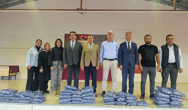 Öğretmen Ve Kursiyerlerden Minik Yüreklere Sıcacık Bir Hediye