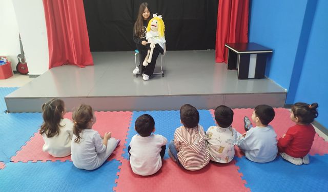 Sahne Miniklere Kuruldu