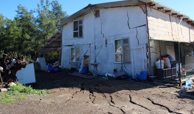 Sel ve hortumun ardından Kumluca'da heyelanla mücadele