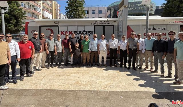 Eğitimcilerden Kızılay'a Kan Bağışı