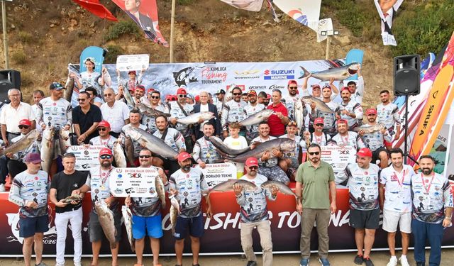 KUMLUCA’DA BÜYÜK BALIK YARIŞMASI NEFES KESTİ: 25,6 KİLOLUK KUZU BALIĞI BİRİNCİLİĞİ GETİRDİ