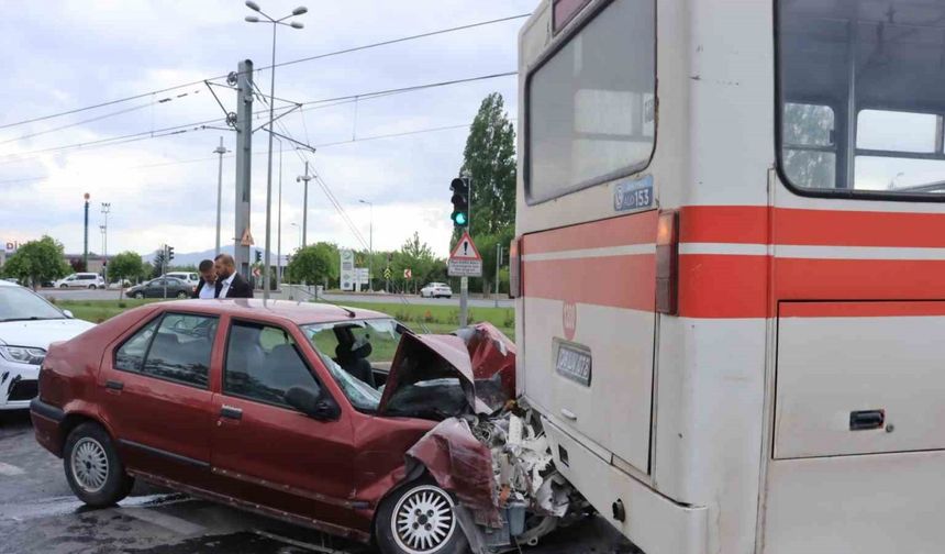 Otomobil belediye otobüsüne çarptı: 4 yaralı