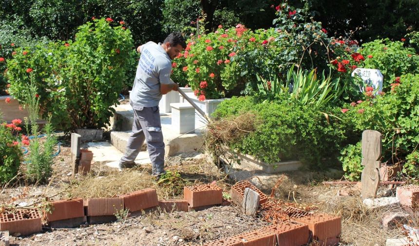 BÜYÜKŞEHİR BELEDİYESİ’NDEN  BAYRAM ÖNCESİ MEZARLIKLARDA TEMİZLİK